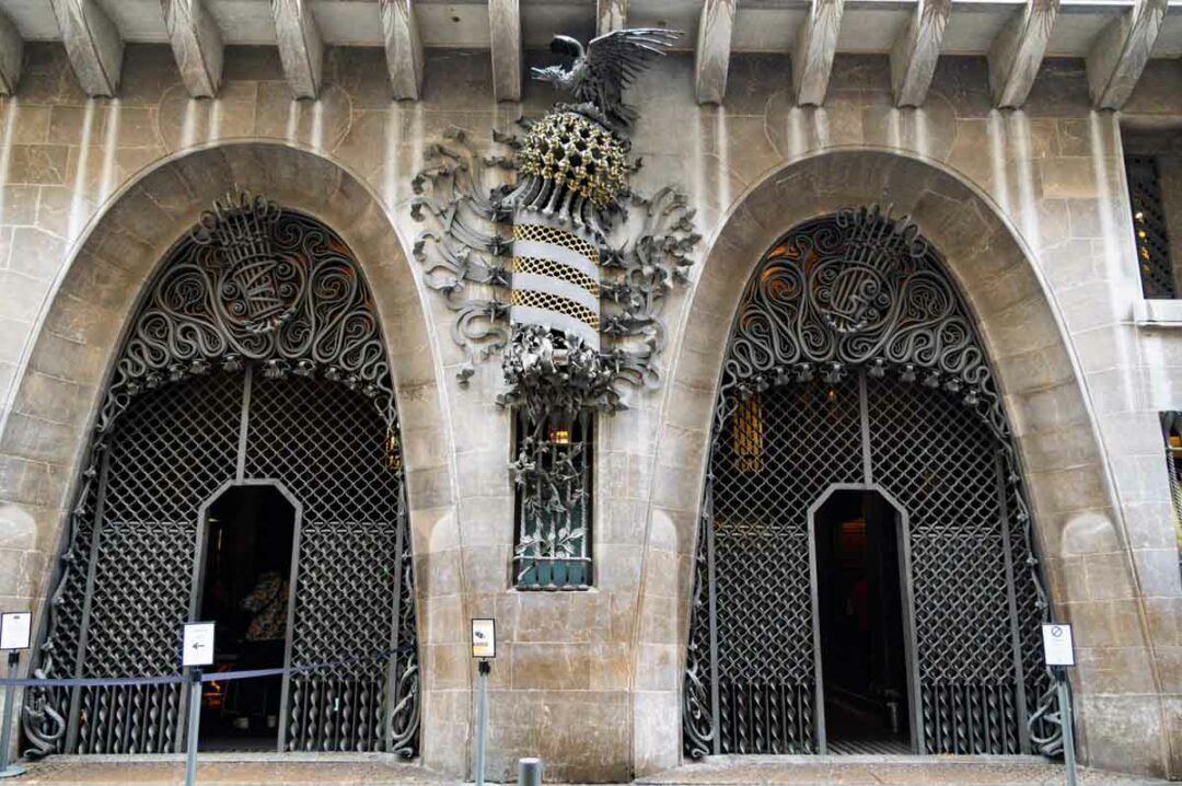 les porches d'entrée du Palau Guell à Barcelone