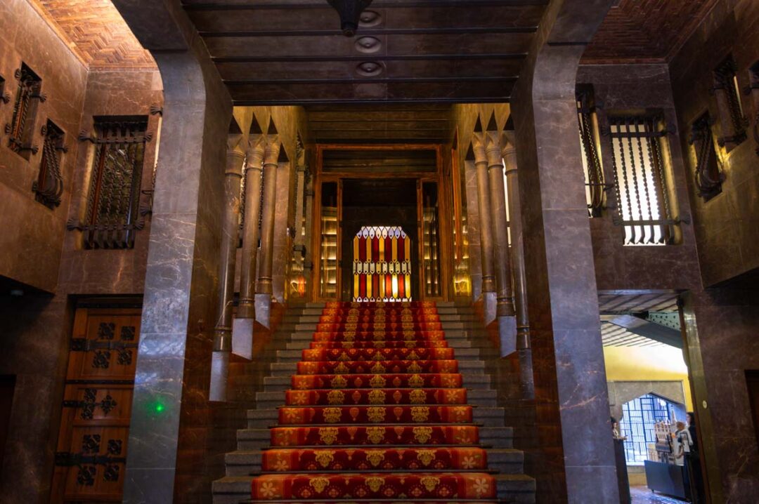 Hall d'entrée du Palais Guell avec son escalier imposant