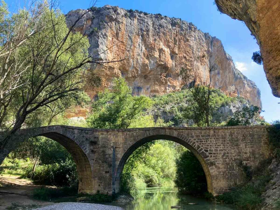 le vieux pont médiéval sur le Rio Vero