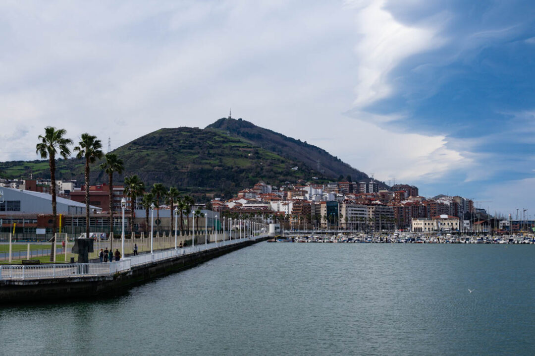 panorama sur le port de Santurtzi et le Mont Serantes