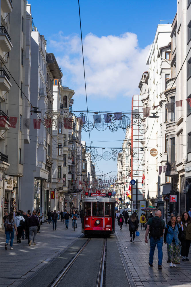 le vieux tramway sur Istiklal