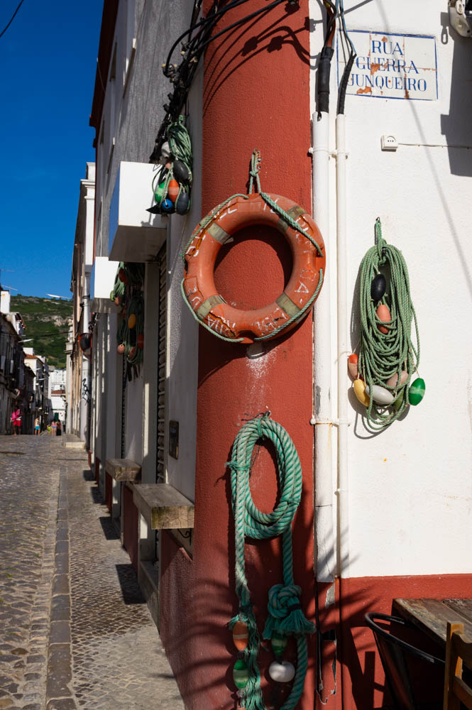 maison décorée sur le theme de la peche à Sesimbra - Portugal