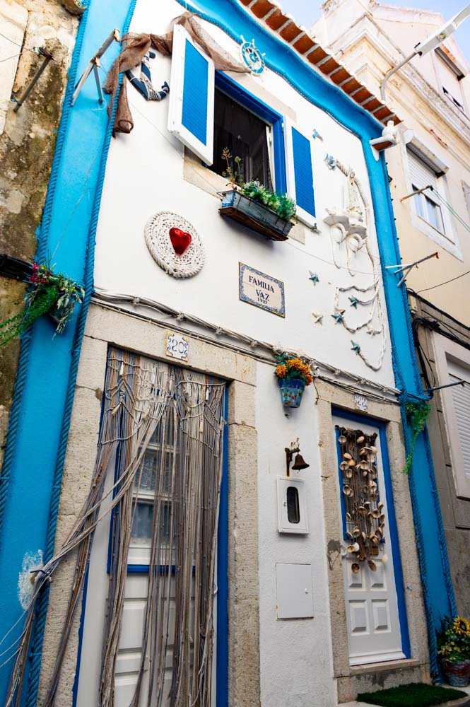 maison décorée sur le theme de la peche à Sesimbra - Portugal