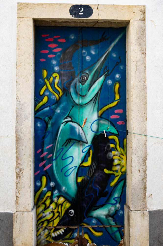 fresque street art représentant un espadon à Sesimbra