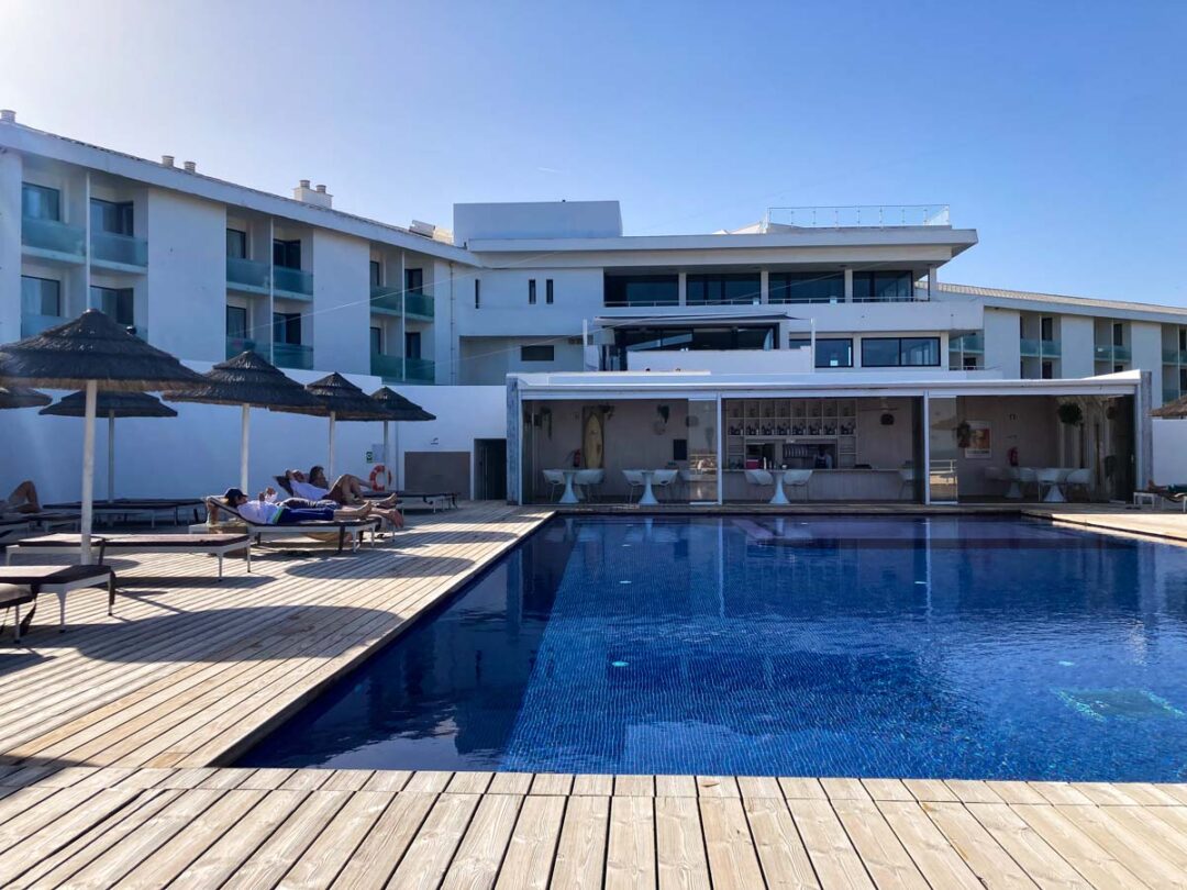 Piscine de l'hotel Memmo Baleeira à Sagres