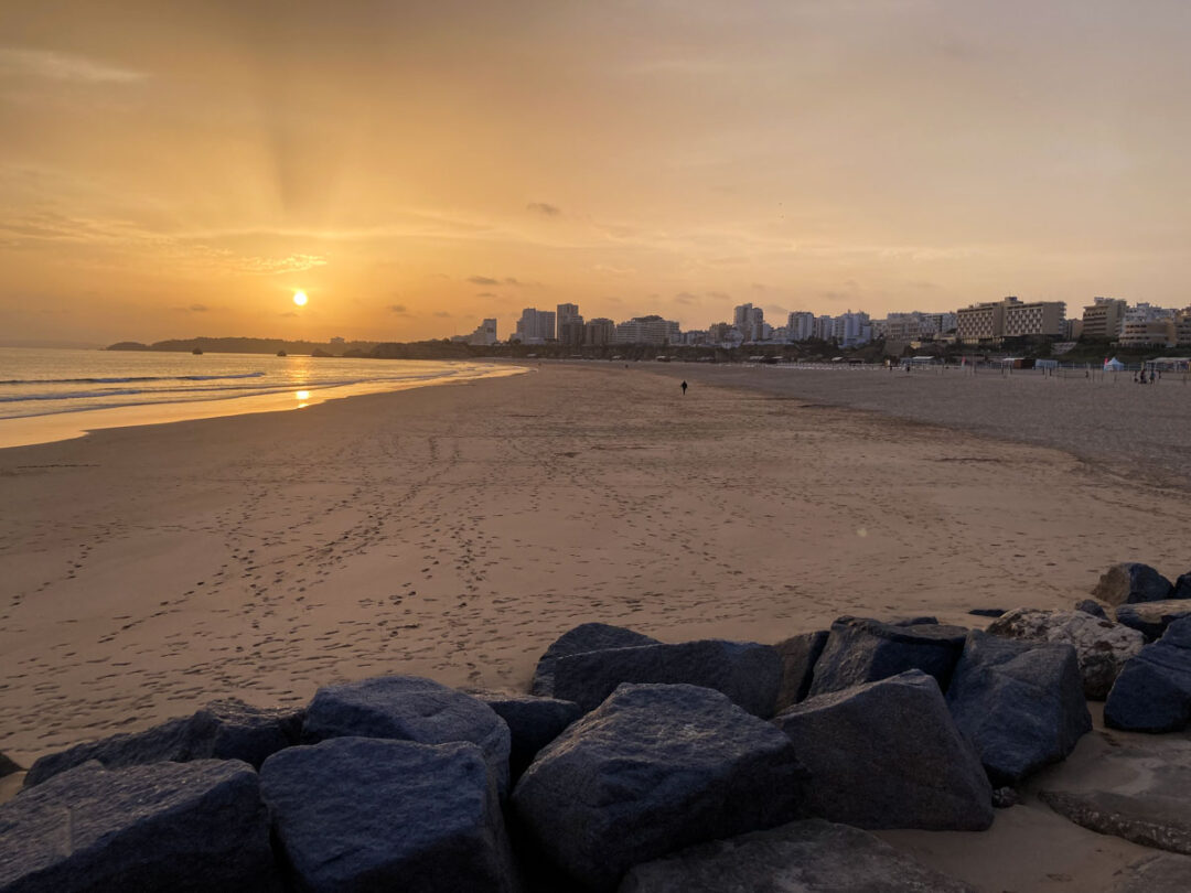 la grande plage et les immeubles de Portimao au coucher du soleil