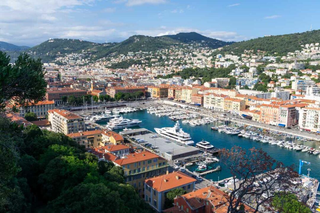 vue sur le vieux port de Nice depuis la Colline du Château