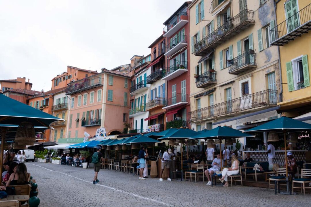 place principale de Villefranche-sur-mer avec ses nombreux bistrots et restaurants