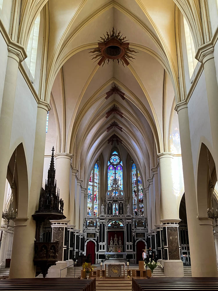 nef principale de l'abbaye de Remiremont