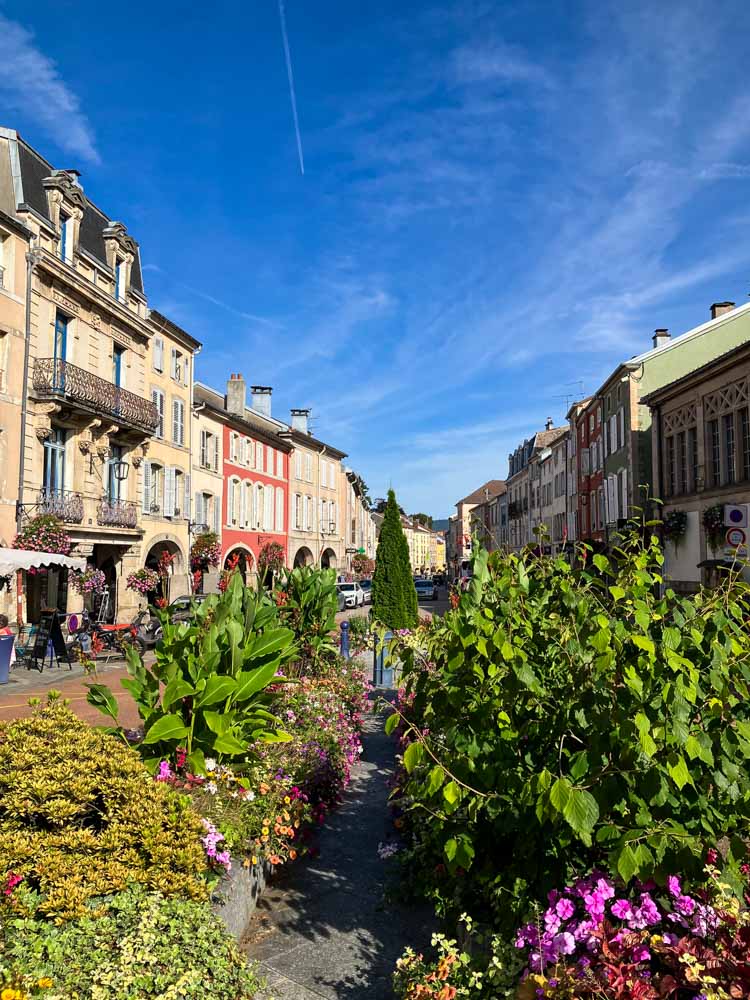 la Rue du Général de Gaulle : la rue commercante principale de Remiremont