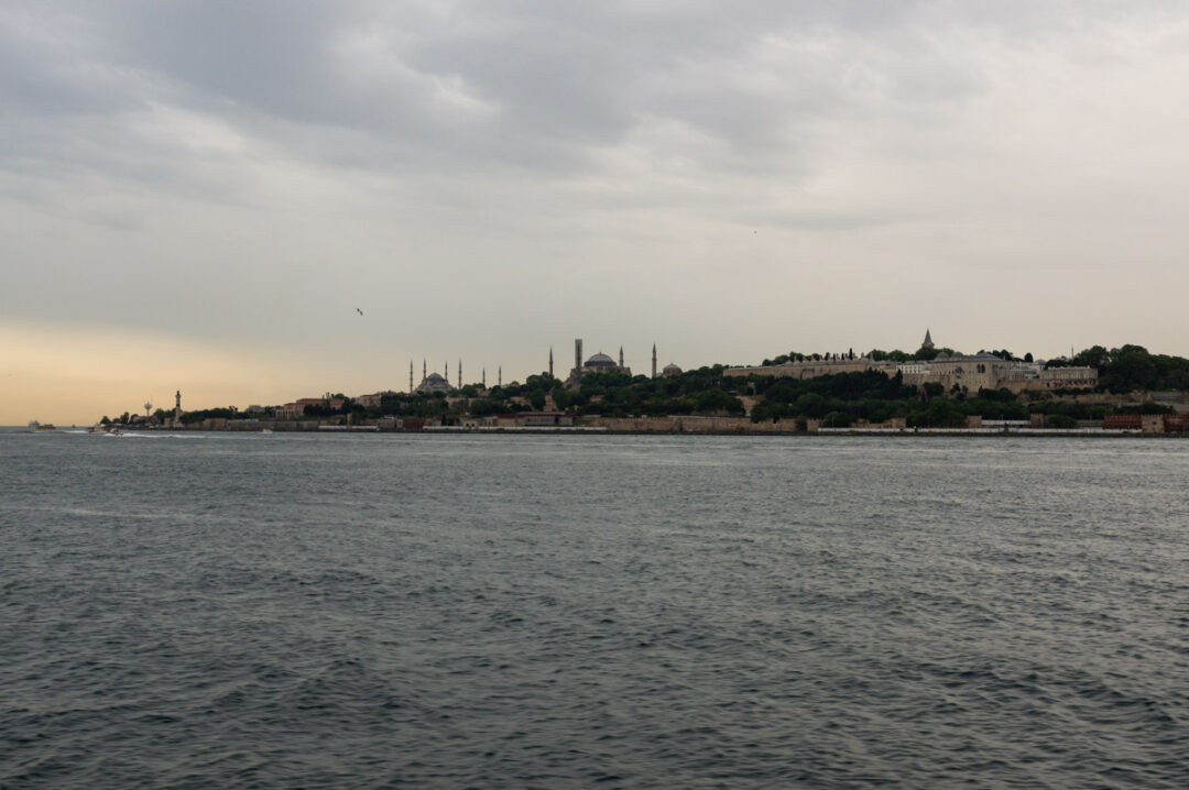 Panorama sur le Palais de Topkapi et Sainte Sophie depuis le ferry qui traverse le Bosphore