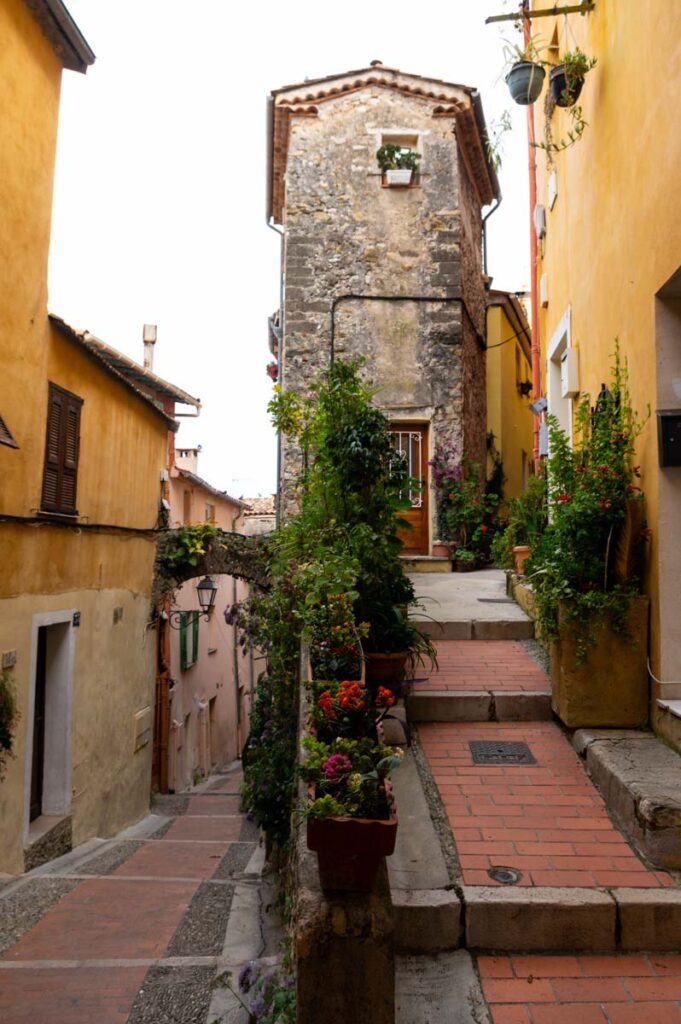 les ruelles étroites du Vieux Menton