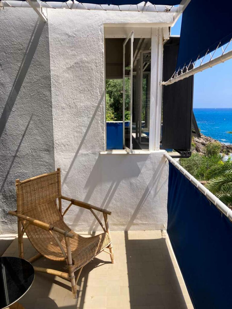 Visite de la Villa E-1027 Eileen Gray - balcon avec vue sur la mer