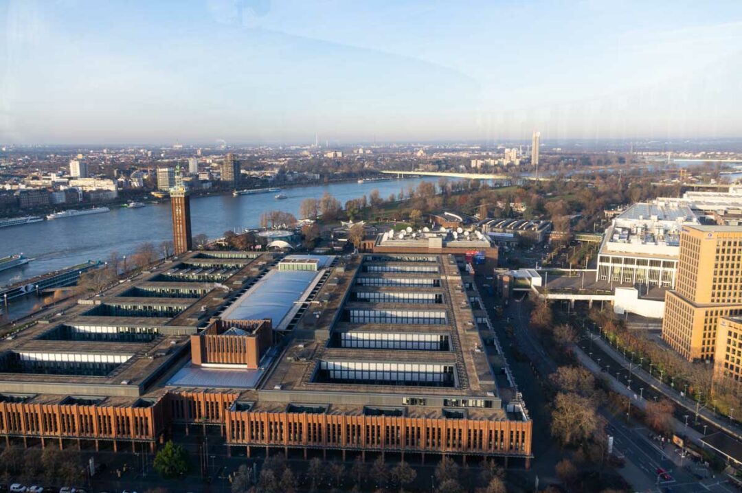 Panorama sur Cologne Messe et le Rhin depuis la Tour Triangle