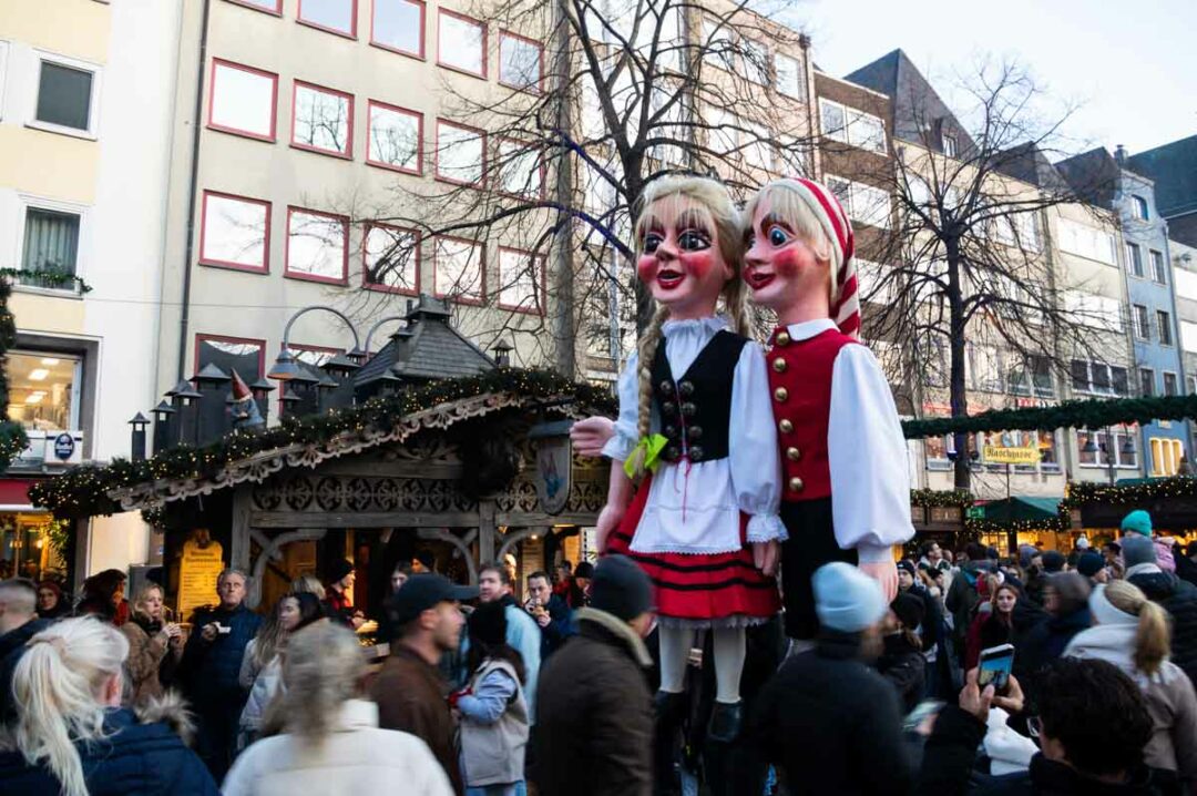 animations sur le marché de Noël d'Altmarkt à Cologne