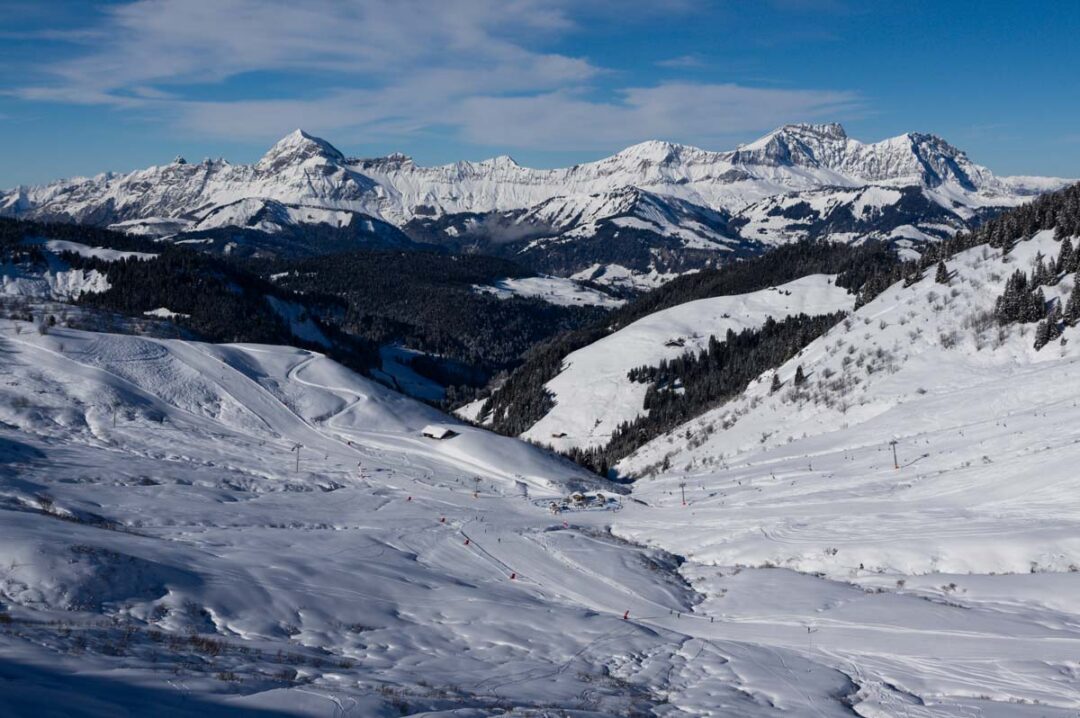 panorama sur le massif des Aravis en hiver