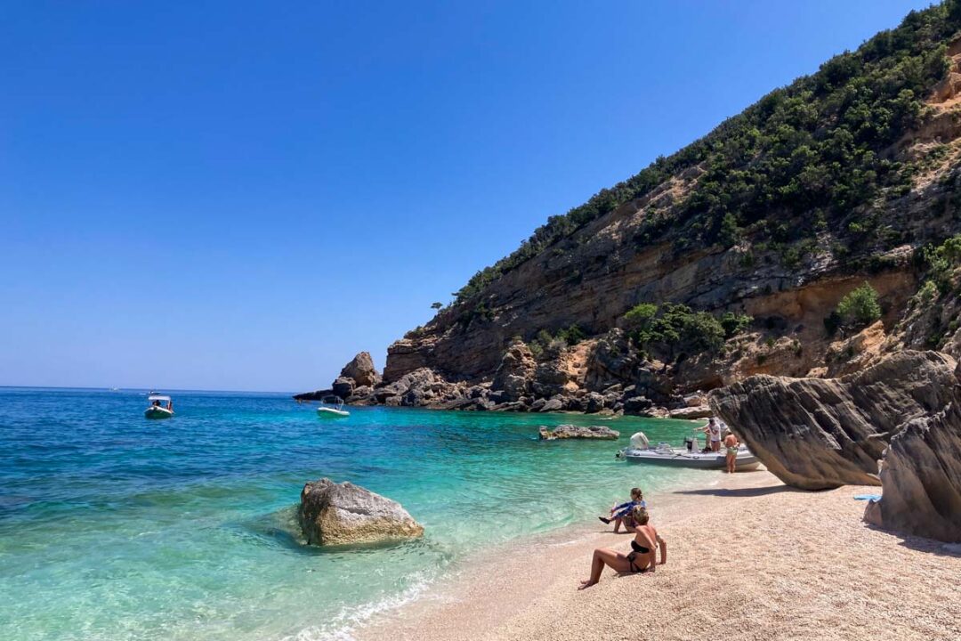 plage de reve dans le golfe d'Oresei en Sardaigne