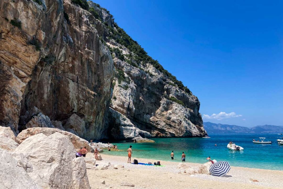 plage de reve dans le golfe d'Oresei en Sardaigne