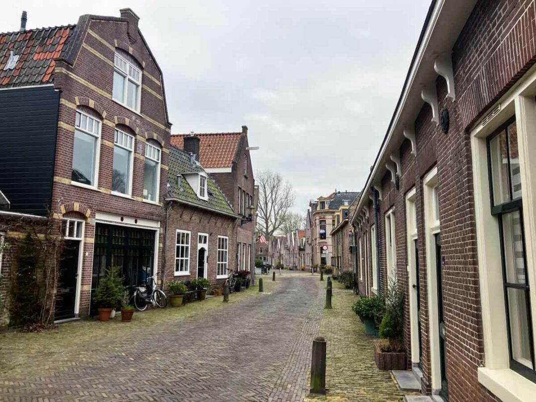 petite rue du centre historique d'Alkmaar