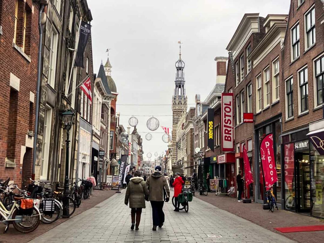 la rue piétonne commerçante d'alkmaar