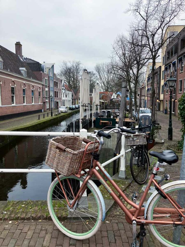 un vélo au bord des canaux d'Alkmaar