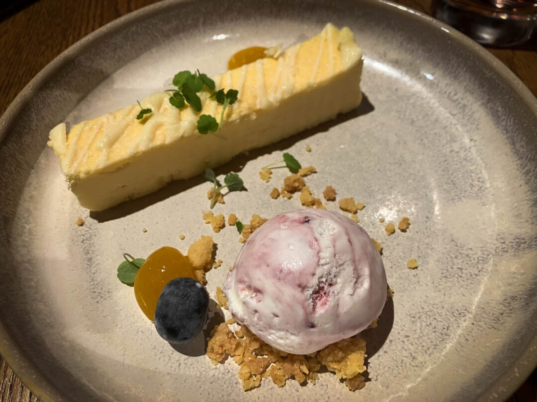 restaurant Mooij à Alkmaar - cheesecake et glace au yaourt