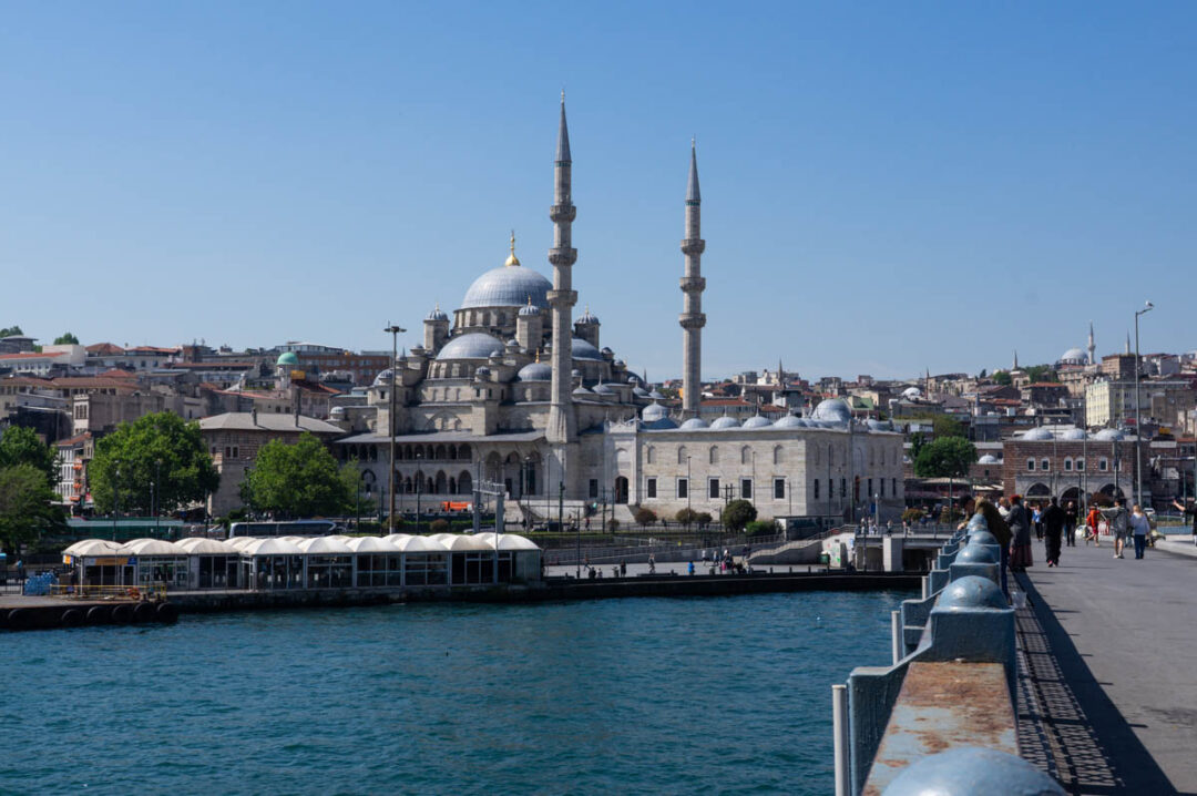 La nouvelle mosquée d'Istanbul près du pont de Galata