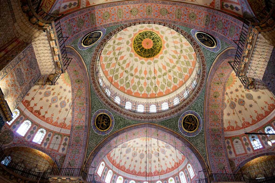 le dôme principal de la Nouvelle Mosquée d'Istanbul