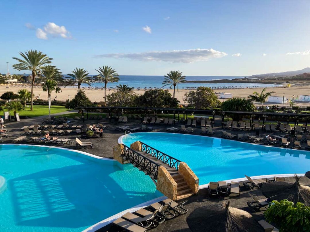 piscine et vue sur la plage de l'hotel Barcelo Fuerteventura Mar