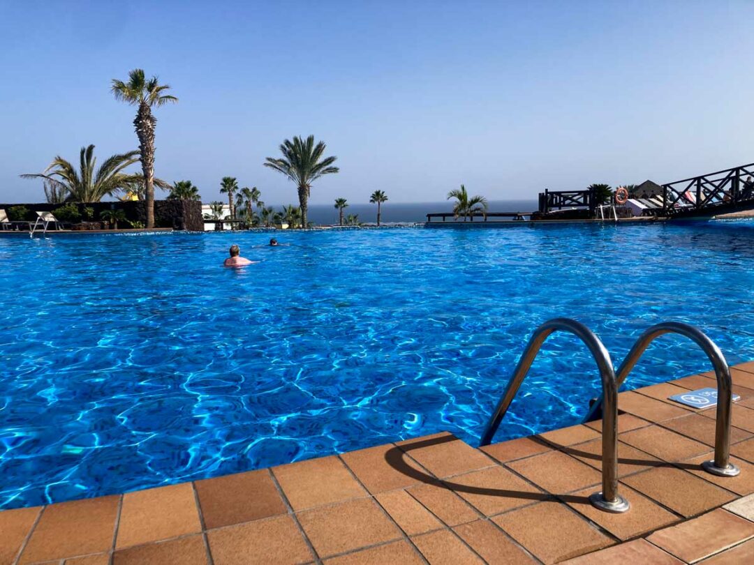 une piscine de l'Hotel Occidental Jandia Playa