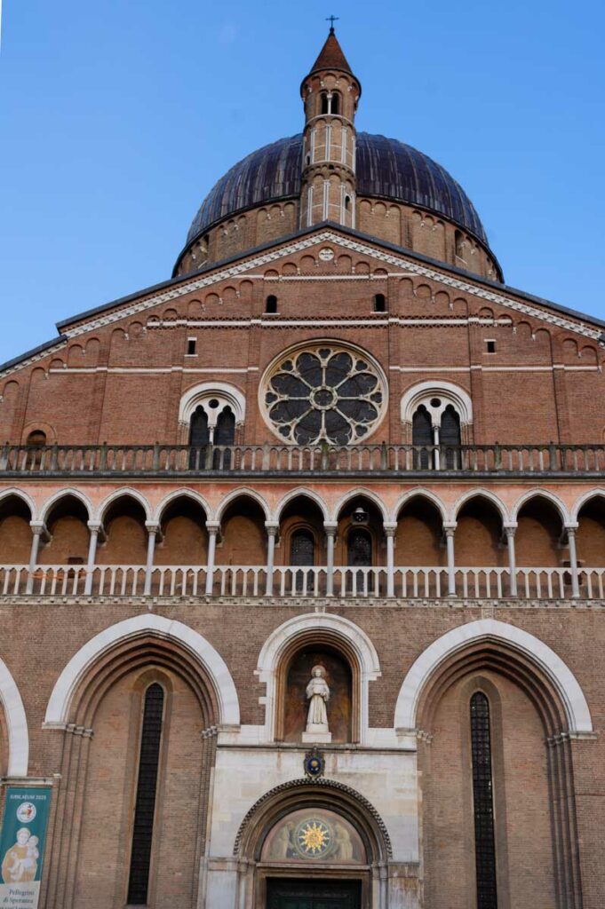 Façace principale de la Basilique Saint Antoine de Padoue