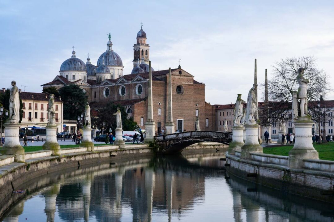 Padoue : la basilique vue depuis le Prato delle Valle