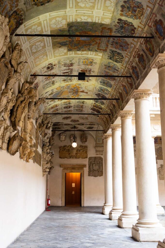 Arcades et blasons dans la cour intérieure de l'Université de Padoue