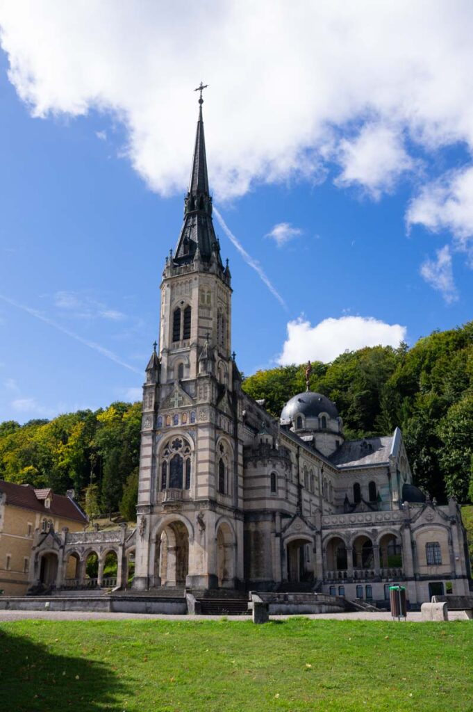 la basilique Sainte Jeanne d'Arc à Domrémy