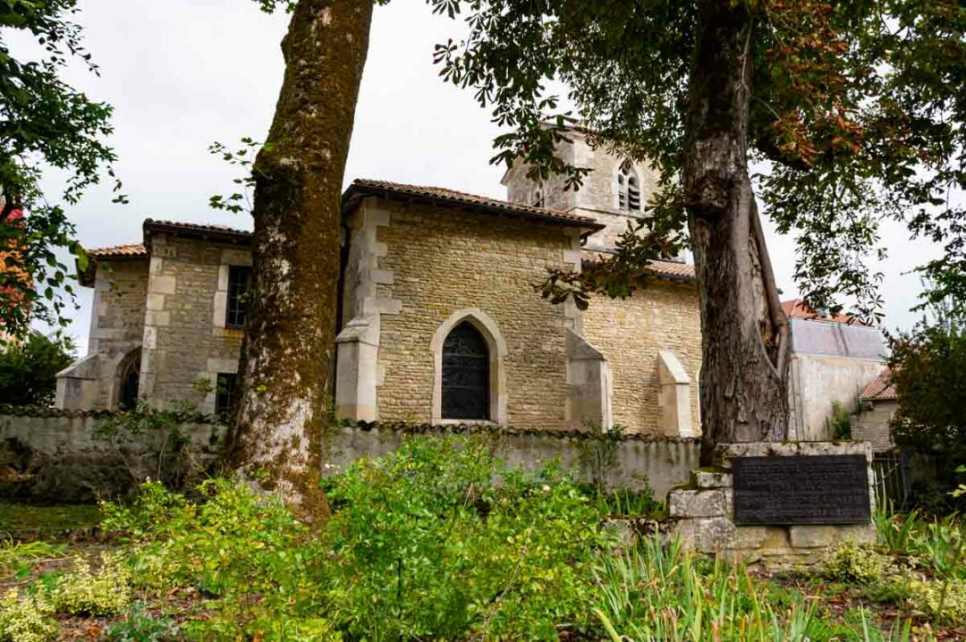l'église de Domremy vue depuis le jardin de la maison natale de Jeanne d'Arc