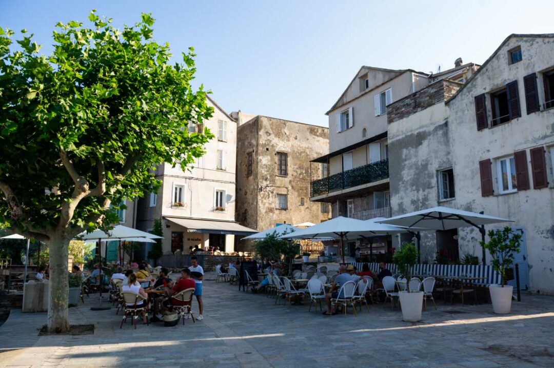 terrasse de cafés à Erbalunga