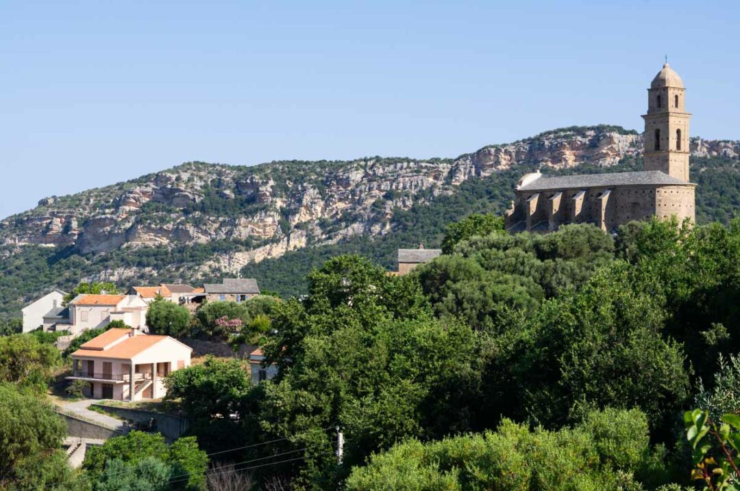 le village de Patrimonio au pied du Cap Corse