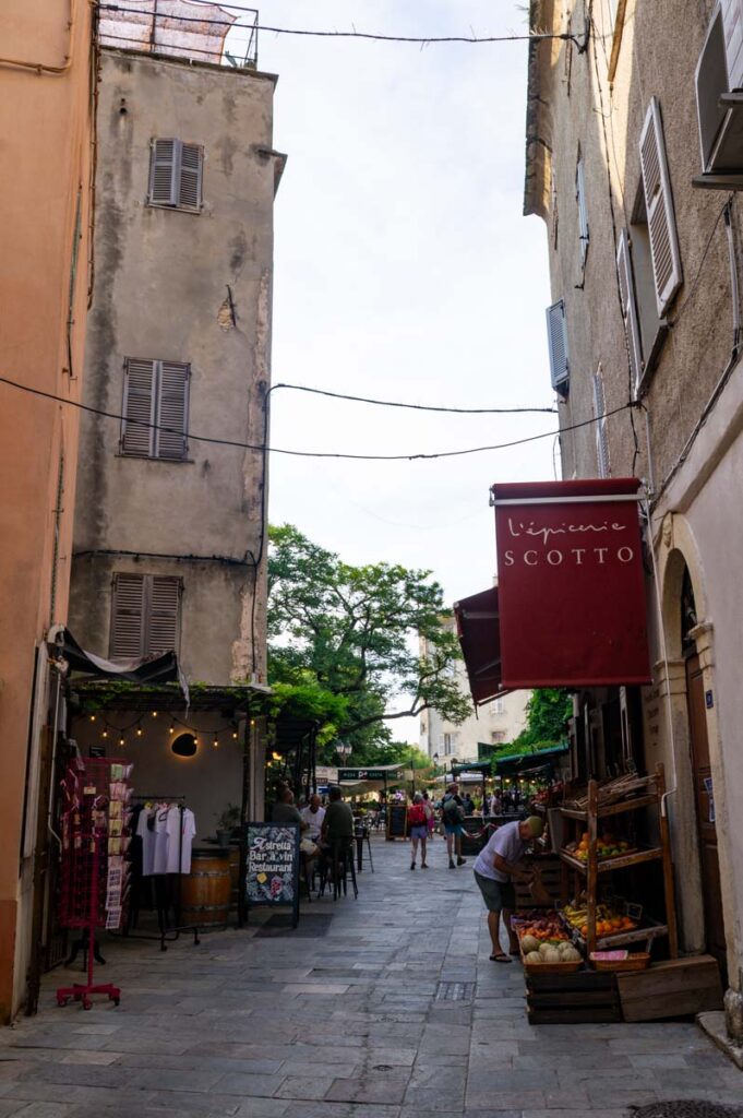 Balade dans le village de Saint Florent en Corse