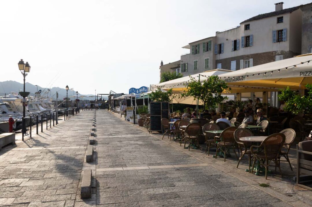 les restaurants le long du port de Saint Florent