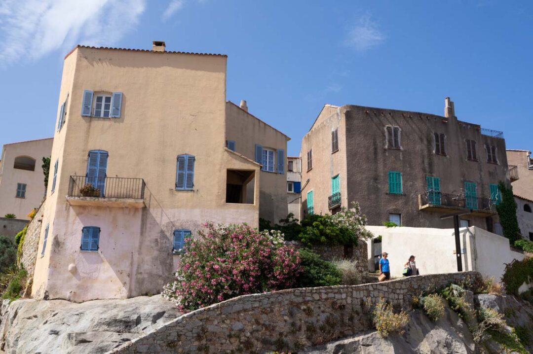 les maisons à l'intérieur de la citadelle de Calvi