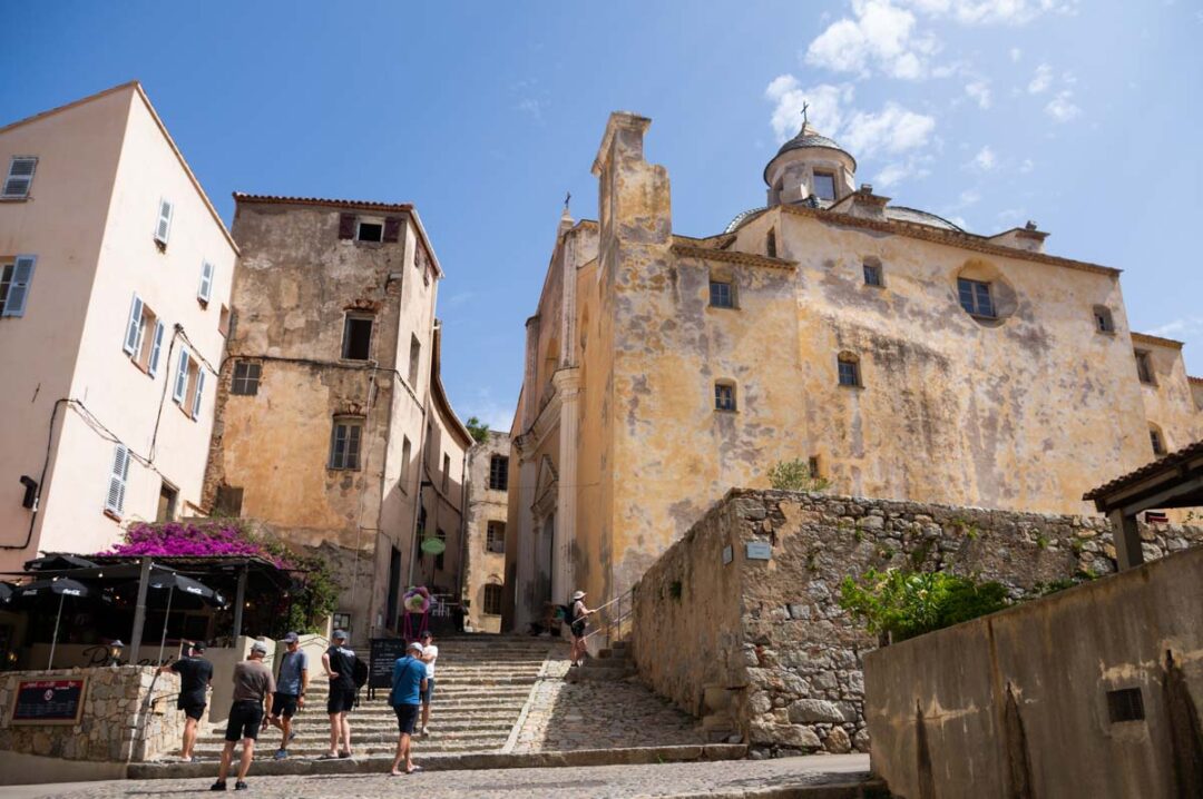 la place de l'église de la vieille ville de Calvi en Corse