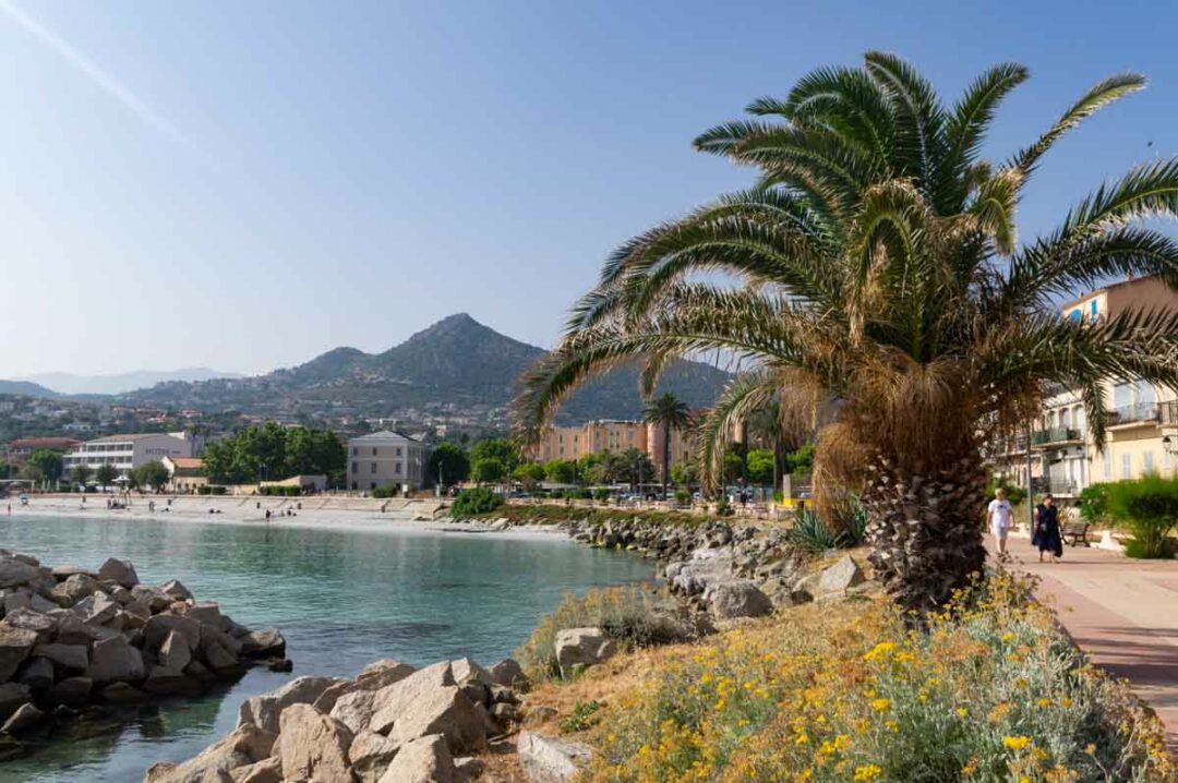 promenade de l'Ile Rousse en Corse