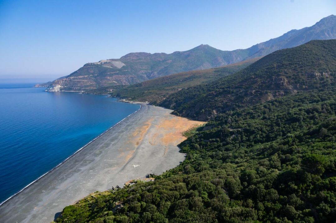 la plage de sable noir de Nonza