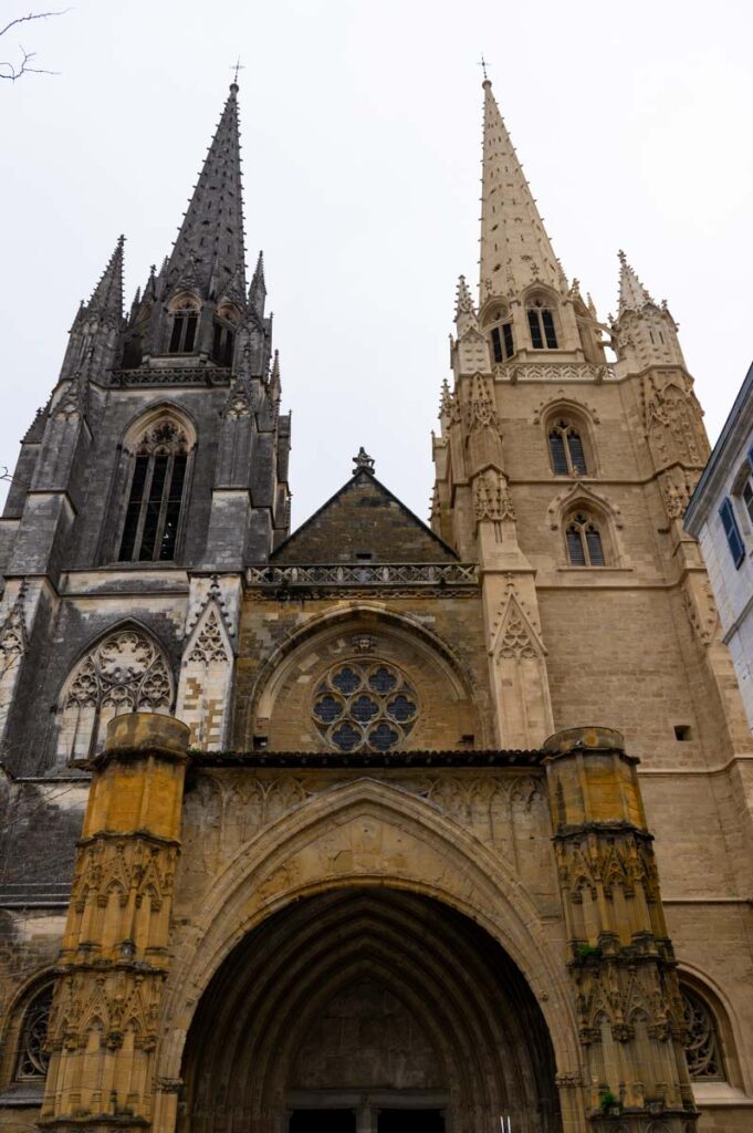 Facade principale de la cathédrale de Bayonne