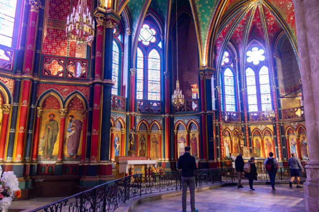 le déambulatoire et les chapelles polychromiques de la cathédrale de Bayonne
