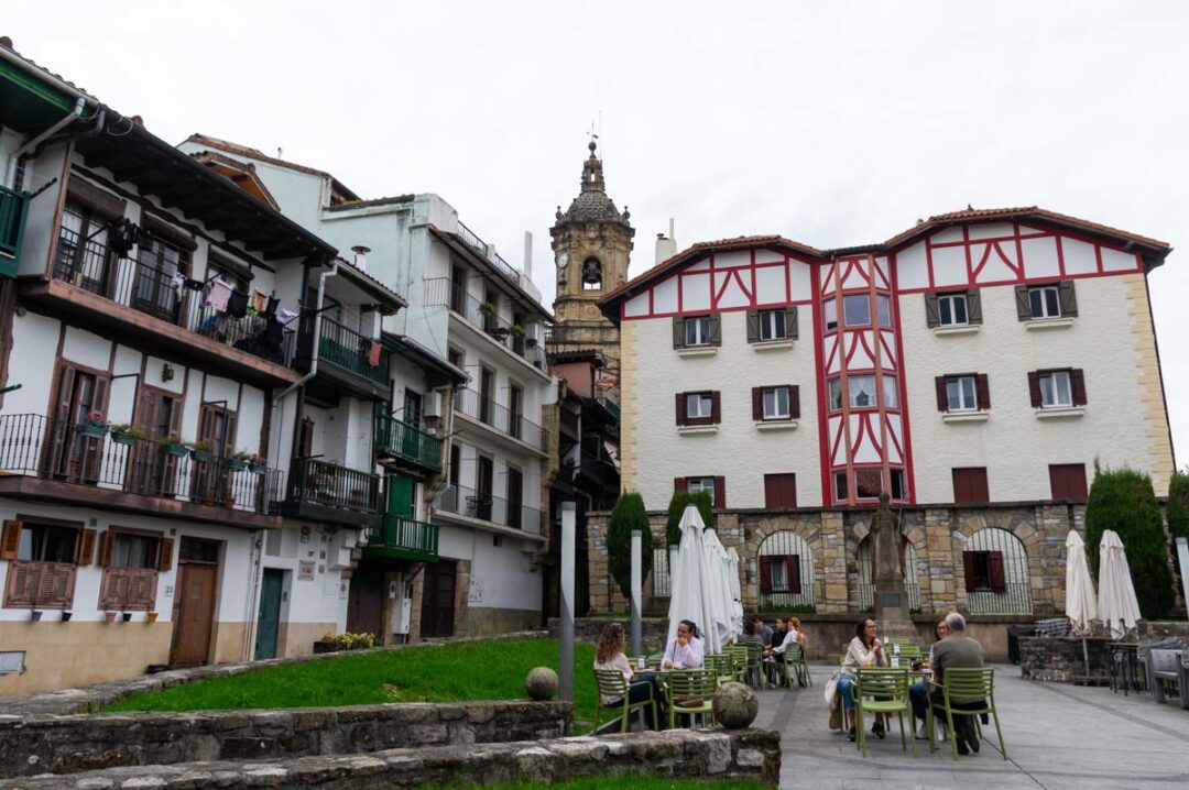 petite place dans le centre historique de Fontarrabie