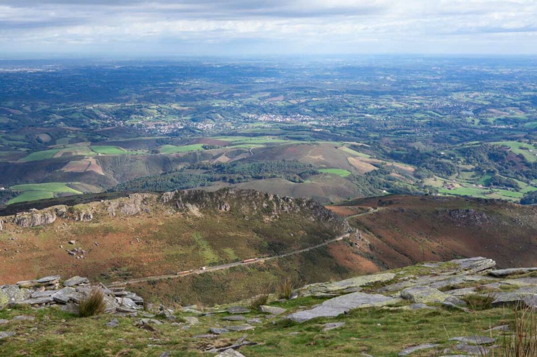 panoama sur le pays basque et le petit train de la Rhune