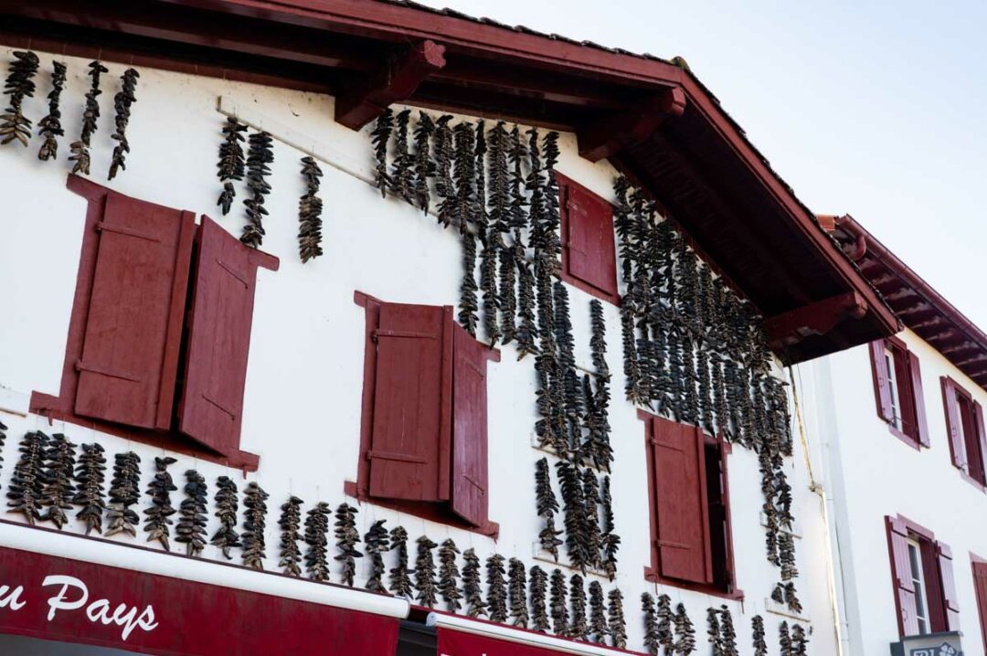 piment d'Espelette sur les murs des maisons