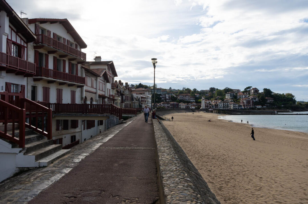 la promenade le long de la plage de Saint Jean de Luz