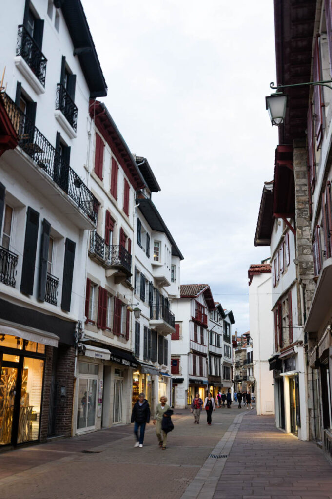 la rue pietonne commercante de Saint Jean de Luz